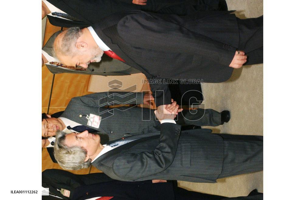 Visiting Iraqi premier talks with Koizumi