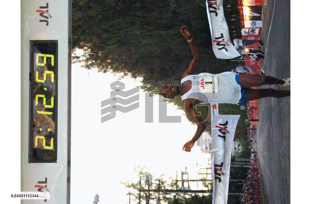 Kenyan Muindi wins men's race in Honolulu Marathon