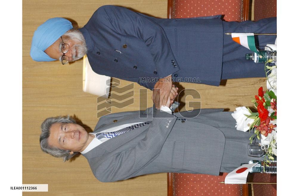 Koizumi meets with Indian PM Singh