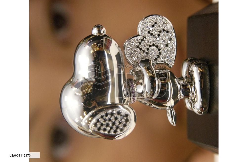 Jewelry maker to sell platinum Snoopy doll for commemoration