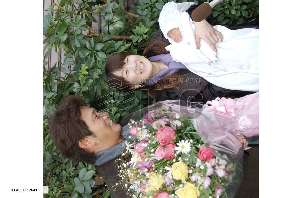 Olympic champion Tani leaves hospital with her baby