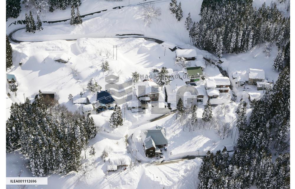 GSDF begin removing snow to rescue isolated people in Niigata