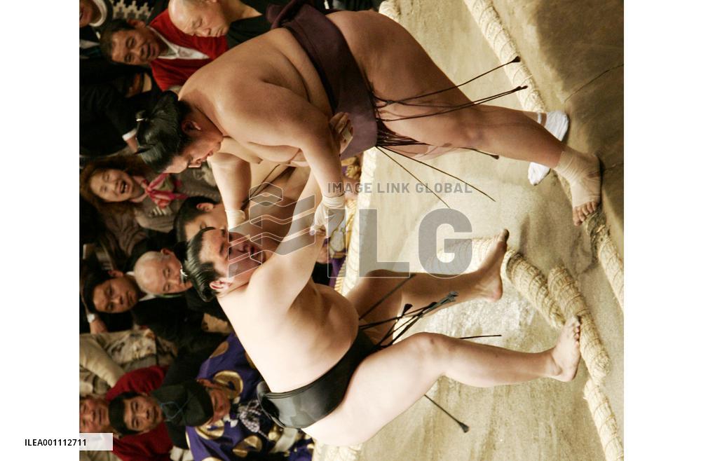 Asashoryu bounces back at New Year sumo
