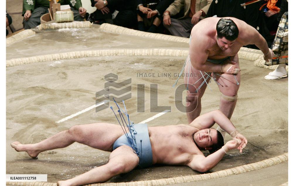 Kokkai sweeps away Kotooshu at New Year sumo