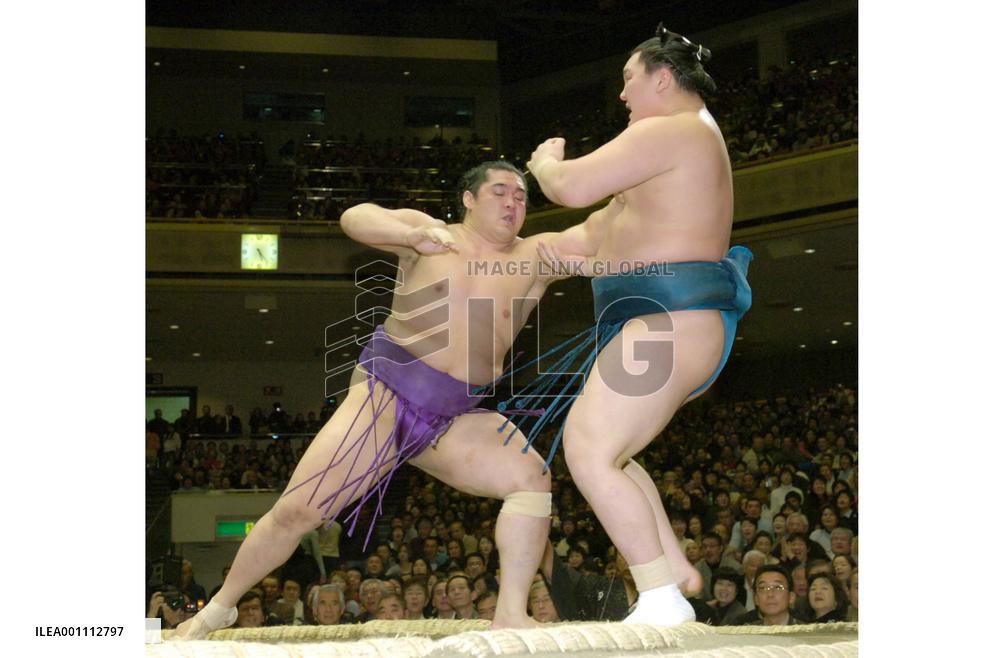 Hakuho loses bout to Tochinohana at New Year sumo