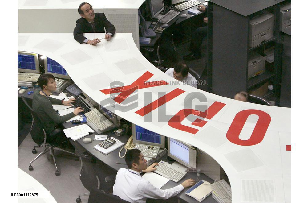 Tokyo stocks rebound as TSE resumes trading