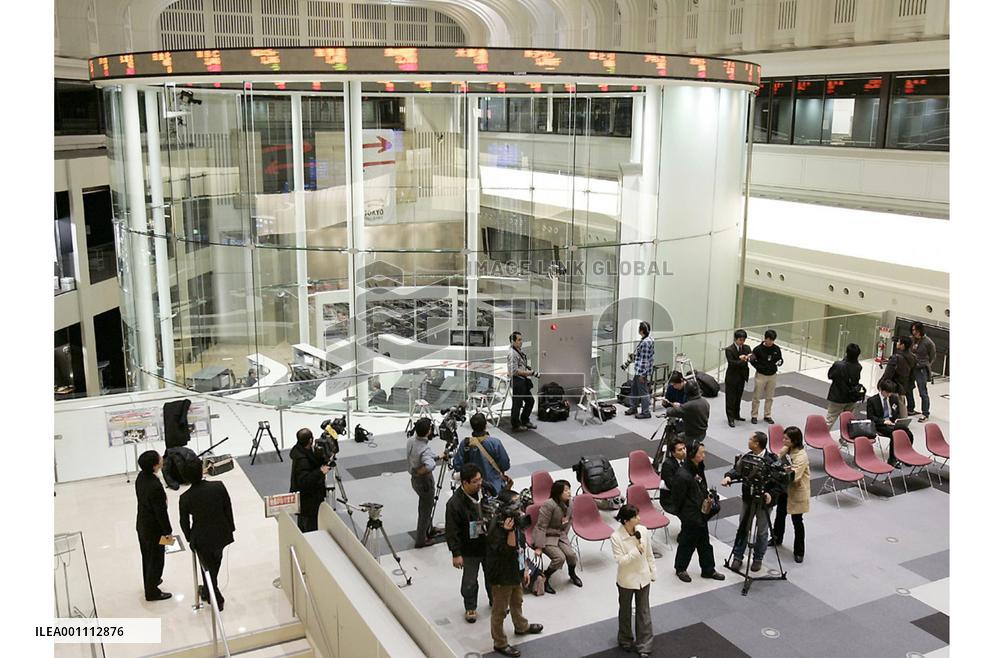 Tokyo stocks rebound as TSE resumes trading