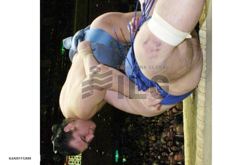 Kotooshu beats Iwakiyama at New Year sumo