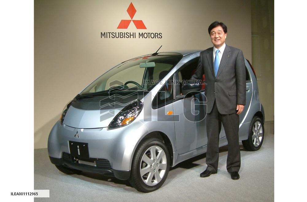Mitsubishi Motors launches 'i' minicar, targeting baby boomers