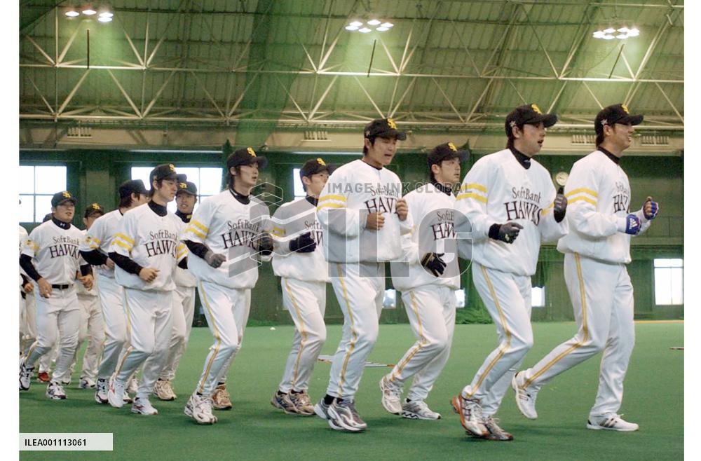 Baseball players begin training for the 2006 season