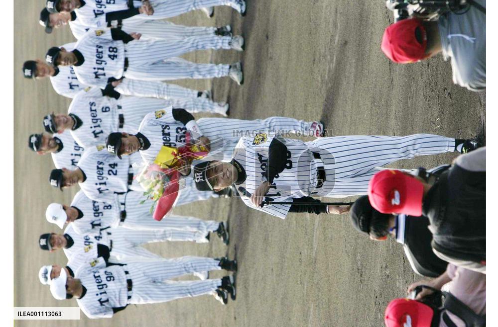 Baseball players begin training for the 2006 season