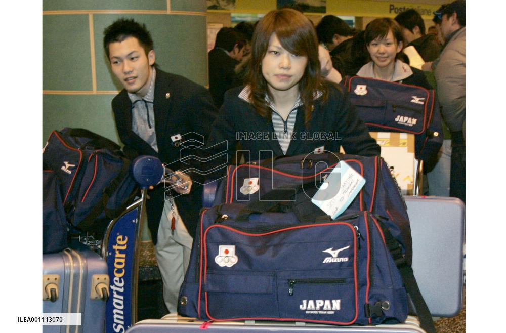 Japanese speed skaters arrive in Milan