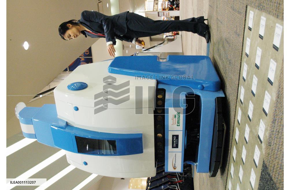 Robot for guiding customers to shops debuts in Fukuoka mall
