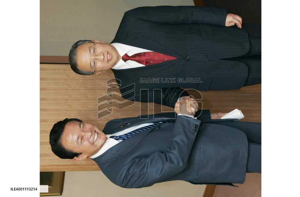 Aso meets with Chinese vice foreign minister to mend ties