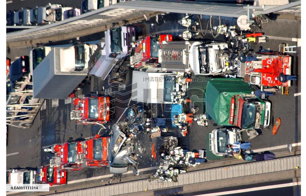 3 die, 7 hurt in 12-vehicle pileup on expressway in Kyoto