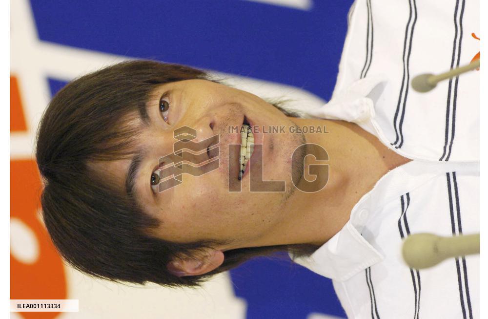 Free agent Takatsu signs for Yakult