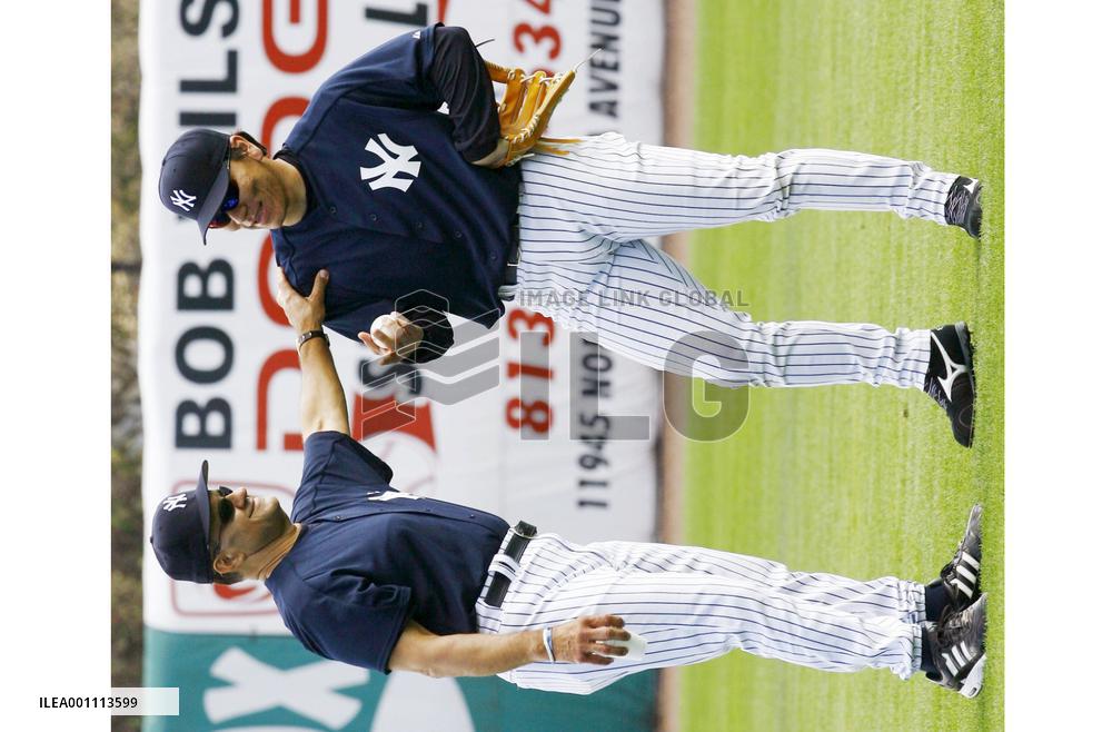 Japanese major leaguers report to camp