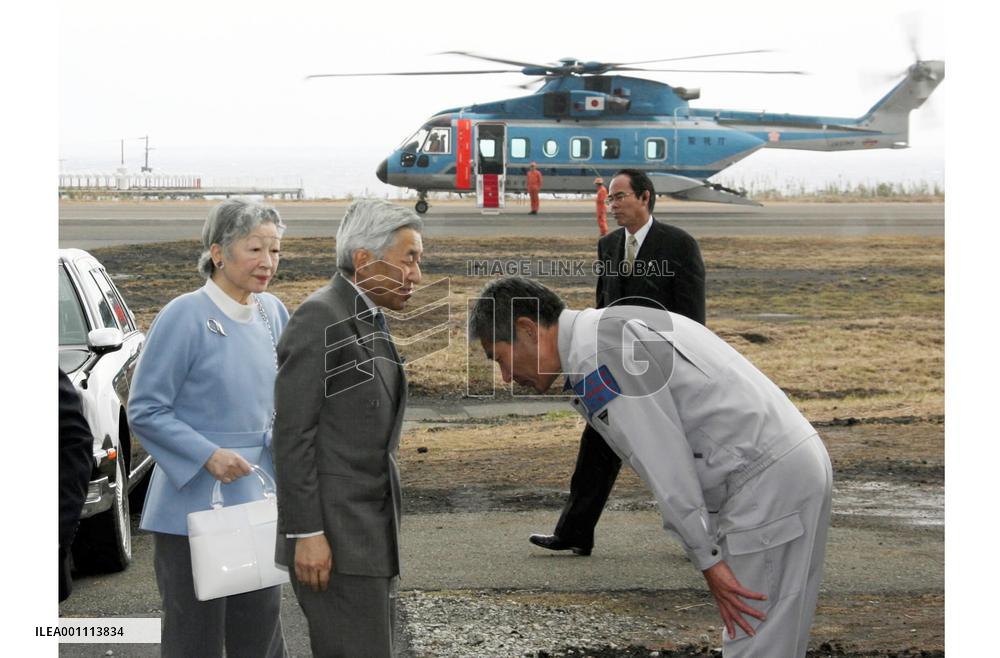 Emperor, empress visit Miyake Island