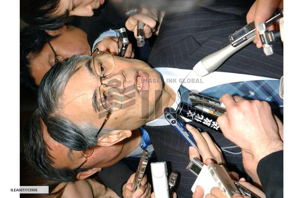 Okinawa Gov. Inamine meets Chief Cabinet Secretary Abe