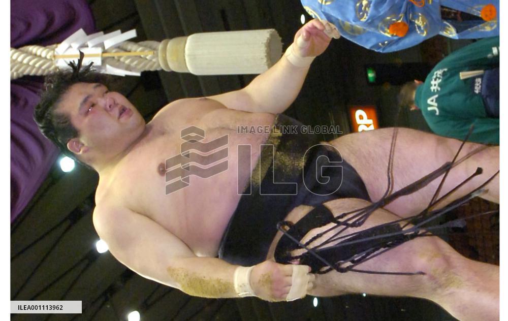 Yokozuna hopeful Tochiazuma crashes to 1st loss at spring sumo