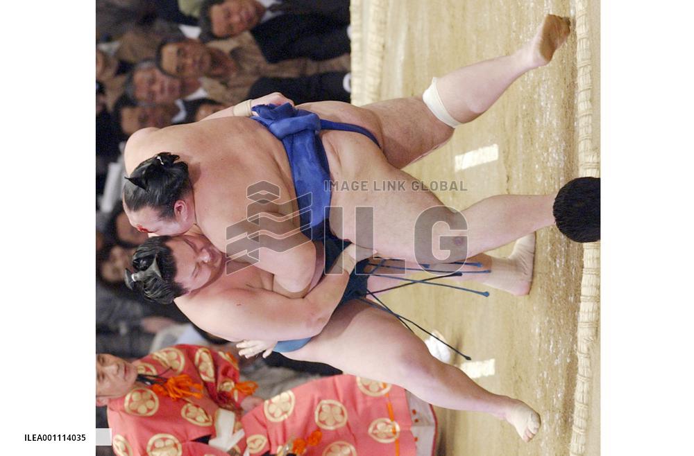 Hakuho remains unbeaten at spring sumo