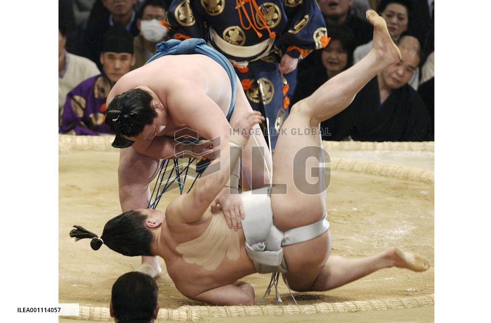 Hakuho remains unbeaten at spring sumo tournament