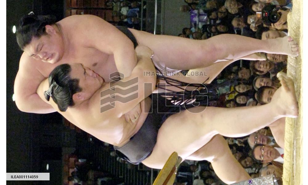 Asashoryu still on fire, Kaio fizzling out at spring sumo