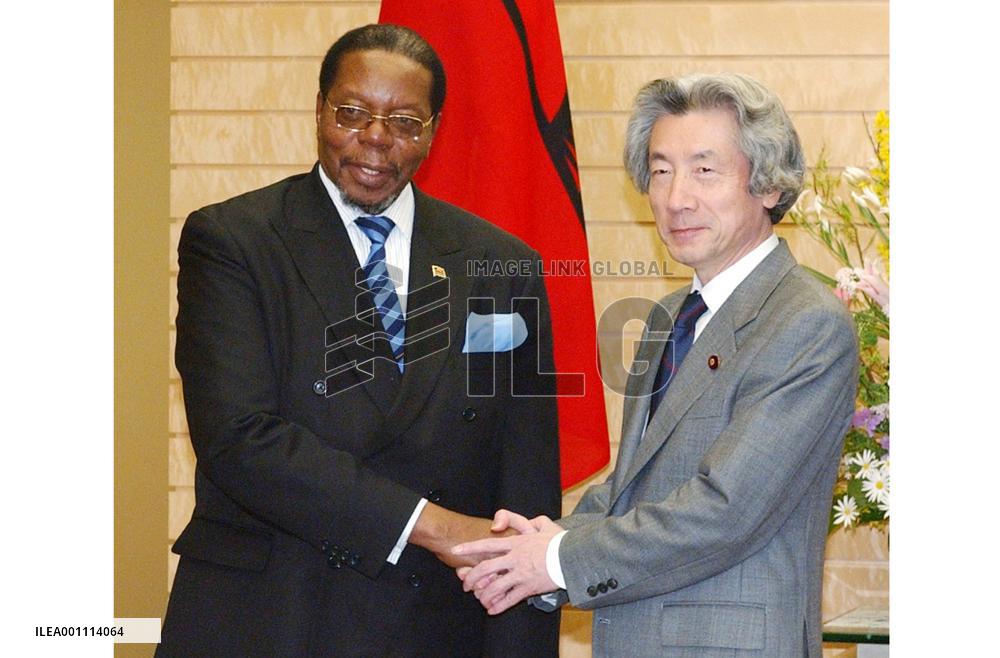 Malawi President Mutharika talks with Koizumi