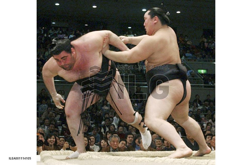 Asashoryu gets 8th win at spring sumo