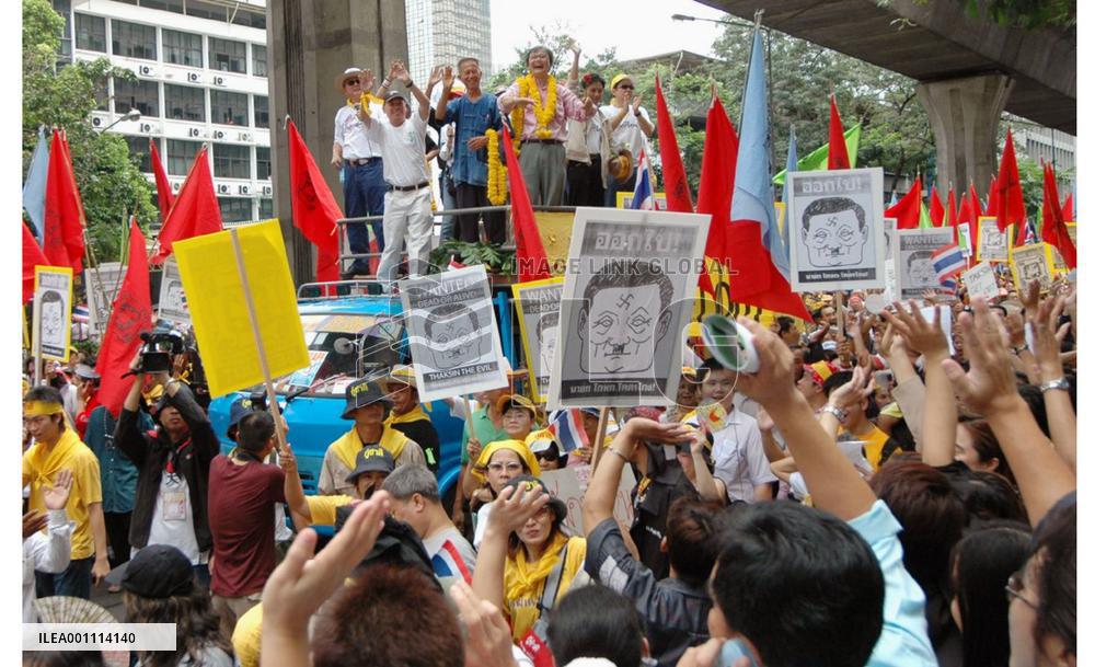 Thai demonstrators demand Thaksin's resignation