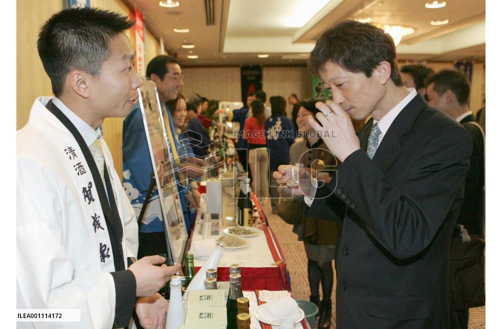 Japanese sake group holds tasting in Beijing to boost sales