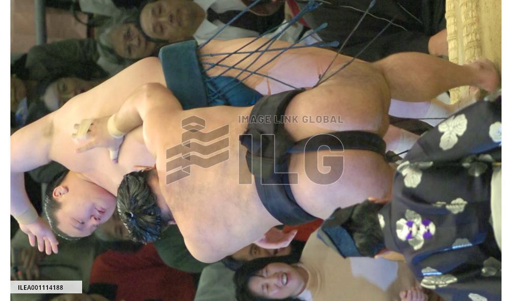 Tochiazuma downs Hakuho at spring meet