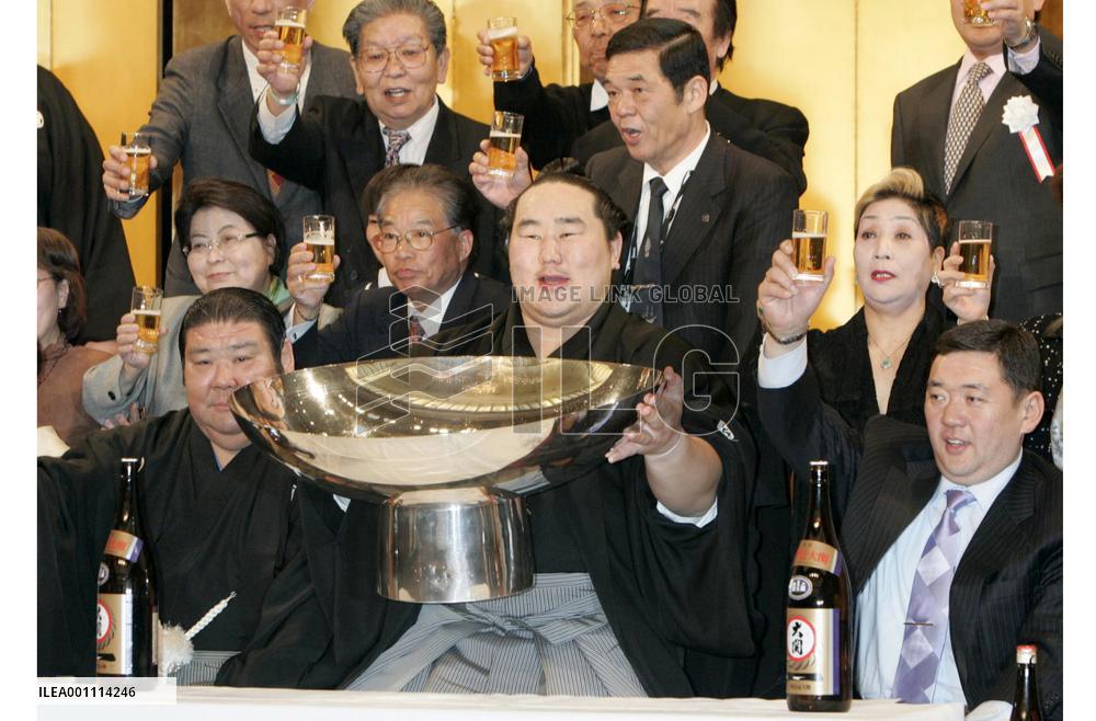 Asashoryu captures 1st title of year at spring sumo tournament