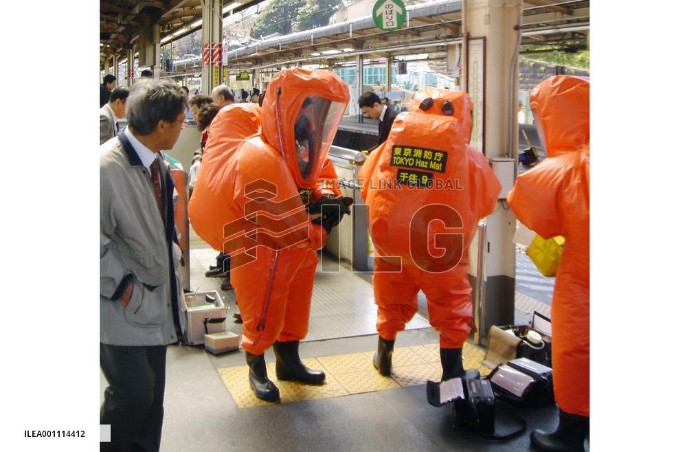About 27 hurt as suspected thieves use tear gas at Tokyo station
