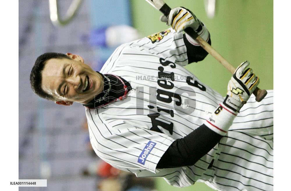 Tigers' Kanemoto marks record of 903 consecutive games