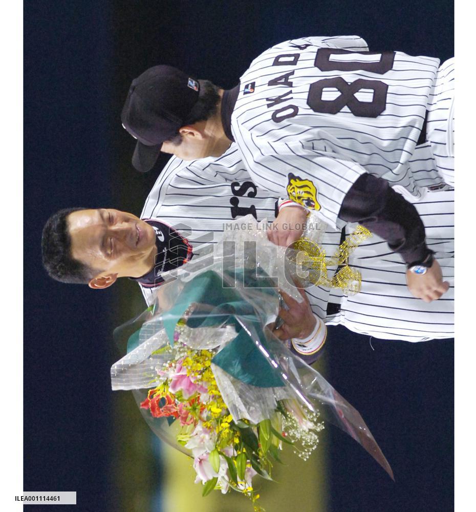 Tigers' Kanemoto marks record of 904 consecutive games