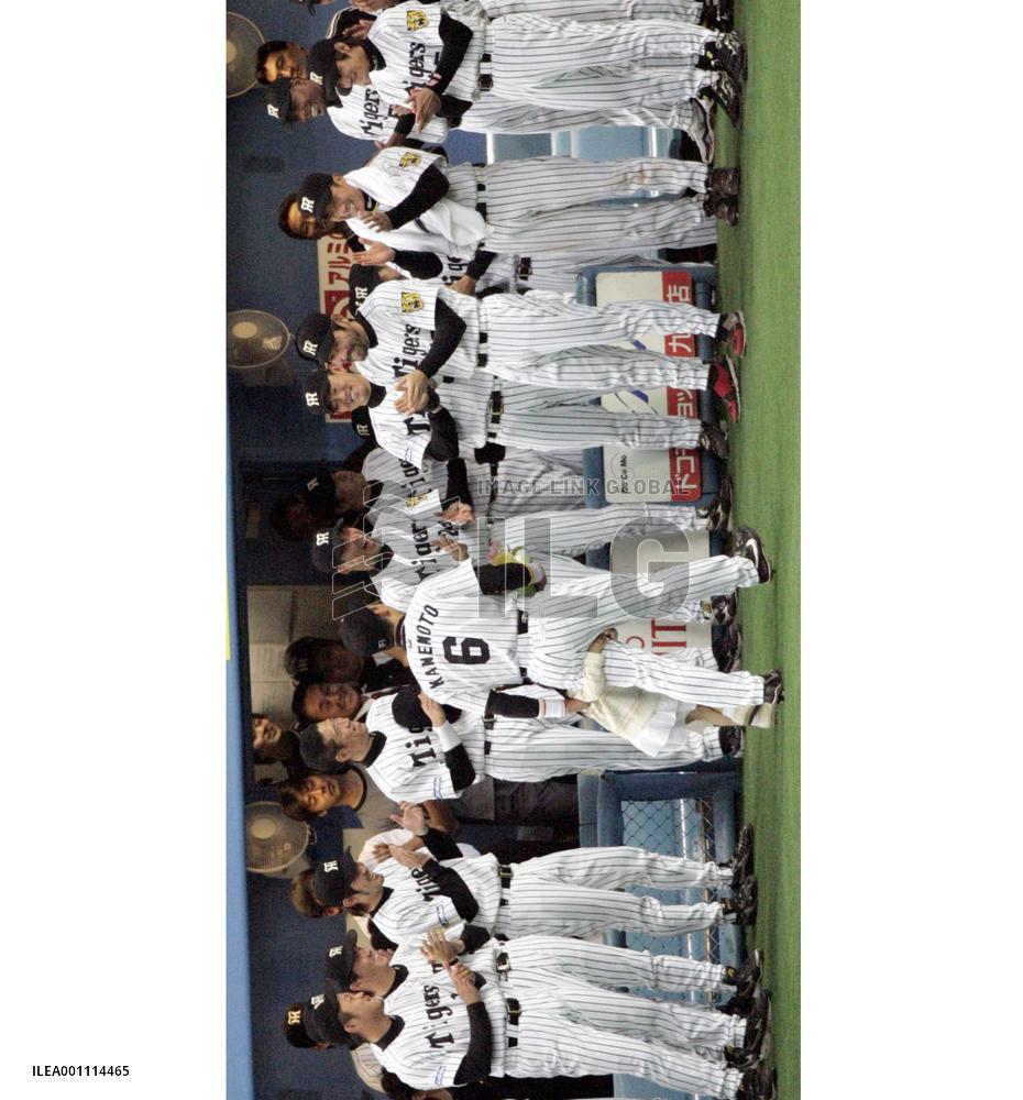 Tigers' Kanemoto marks record of 904 consecutive games