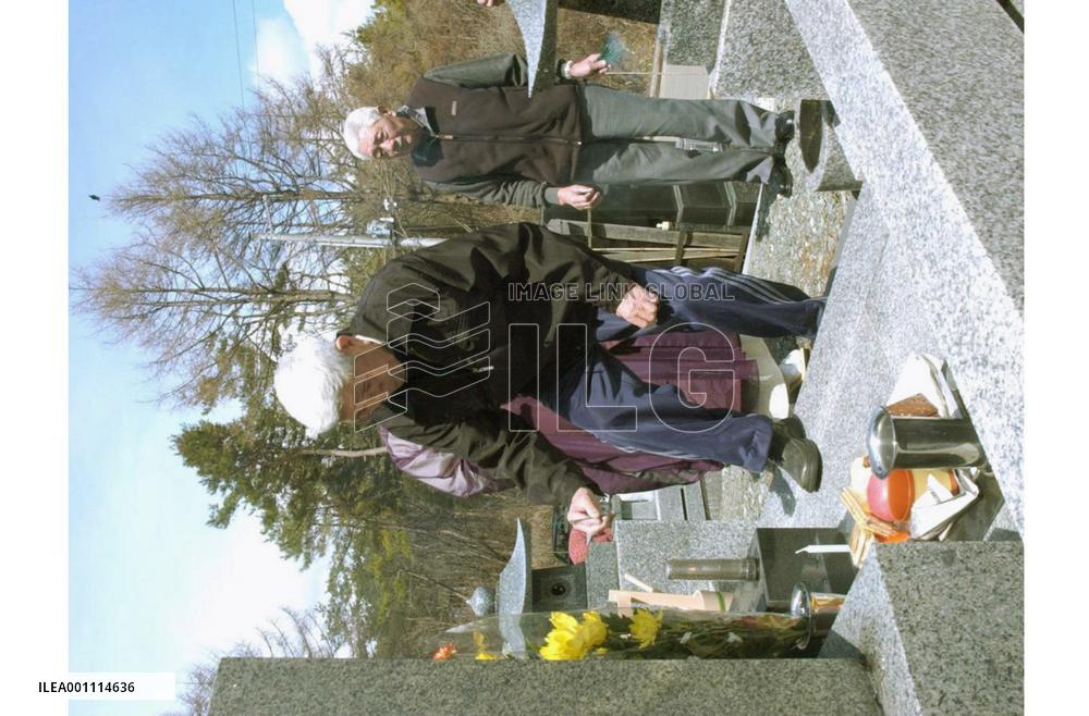 Japanese war veteran from Ukraine visits parents' grave