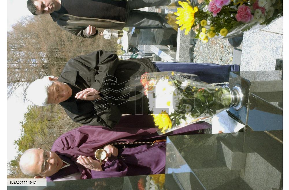 Japanese war veteran from Ukraine visits parents' grave