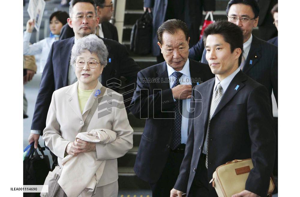 Relatives of abductees leave for U.S.