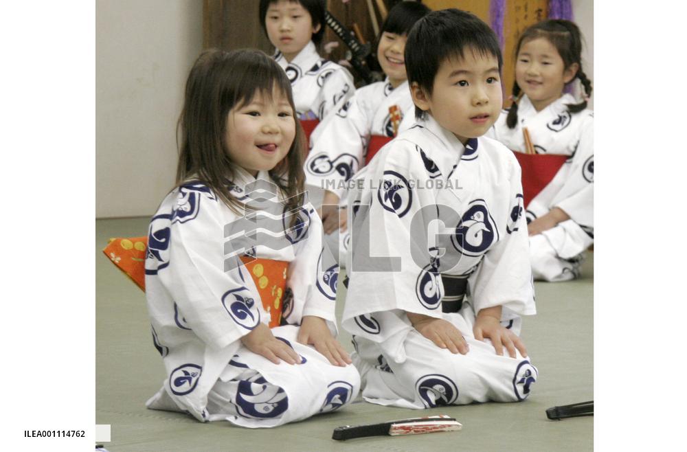 Children take kabuki lessons to learn Japan's culture
