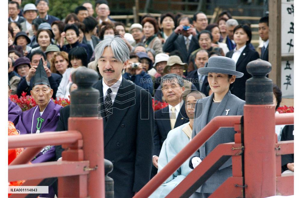 Prince Akishino attends memorial service for Emperor Shomu