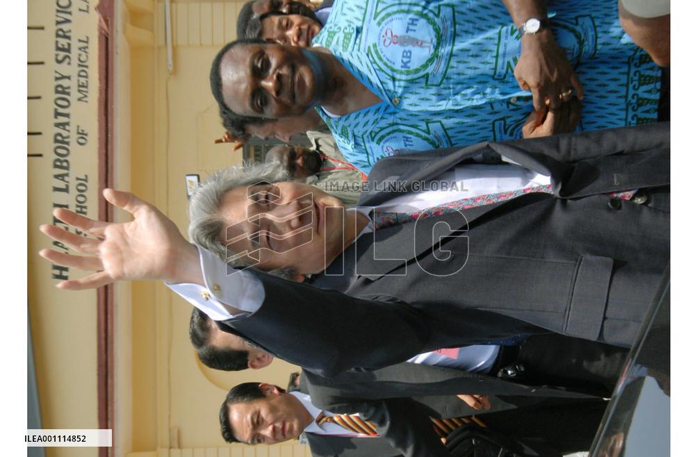 Koizumi visits laboratory of Japanese scientist Noguchi in Ghana