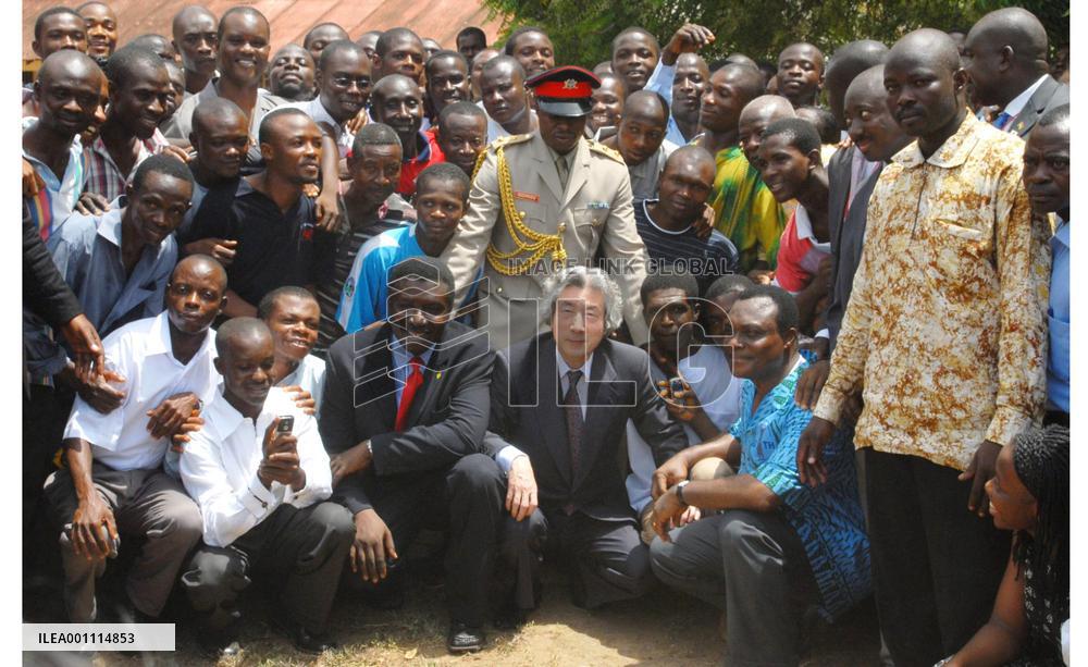 Koizumi visits laboratory of Japanese scientist Noguchi in Ghana