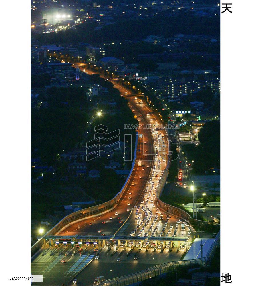 Return rush after Golden Week begins at roads, airports