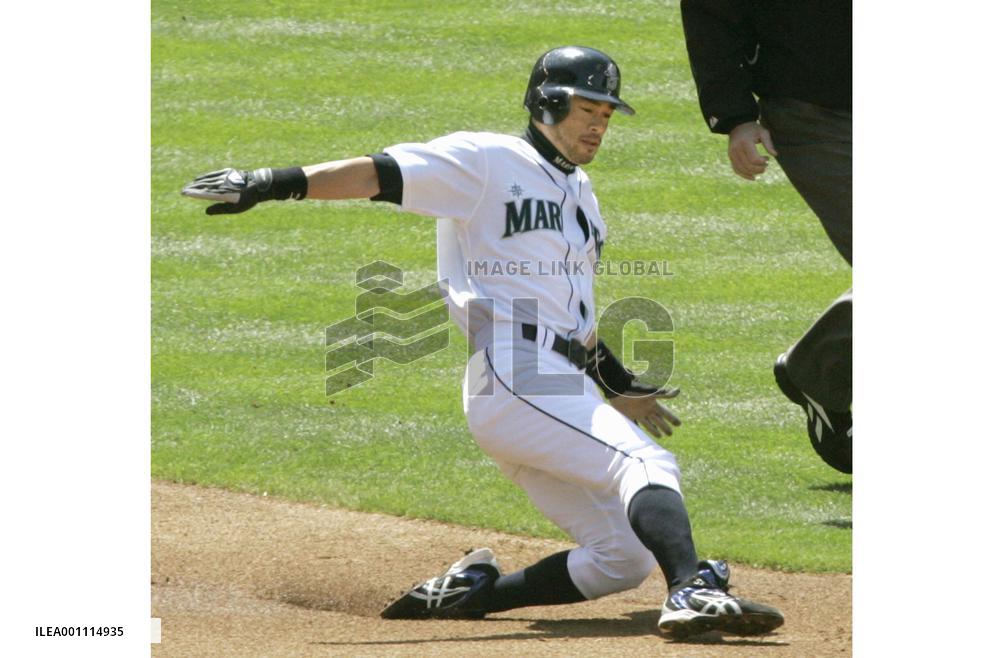 Ichiro marks 200th career stolen base