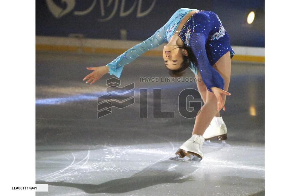 Gold medalist Arakawa debuts as professional