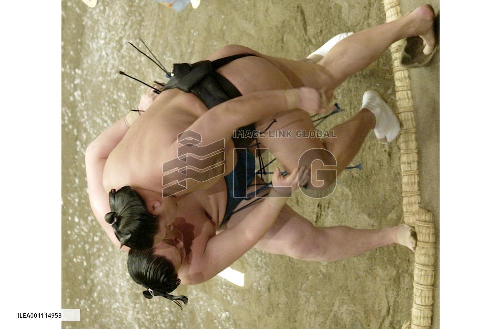 Hakuho marches on, Tochi falls again at summer sumo