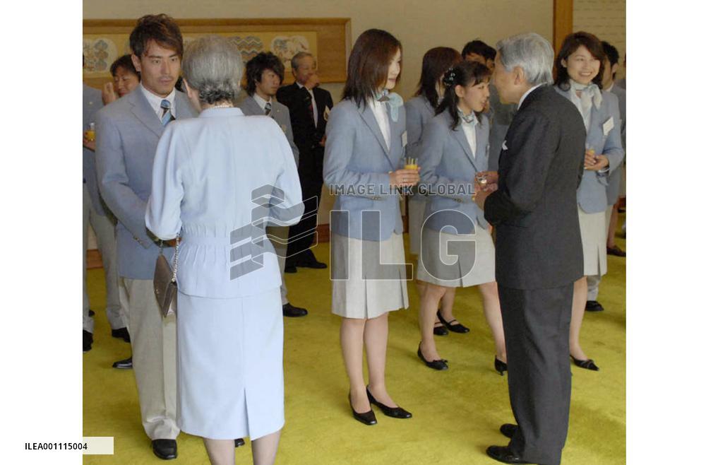 Emperor, empress greet Olympic gold medalist Arakawa at palace
