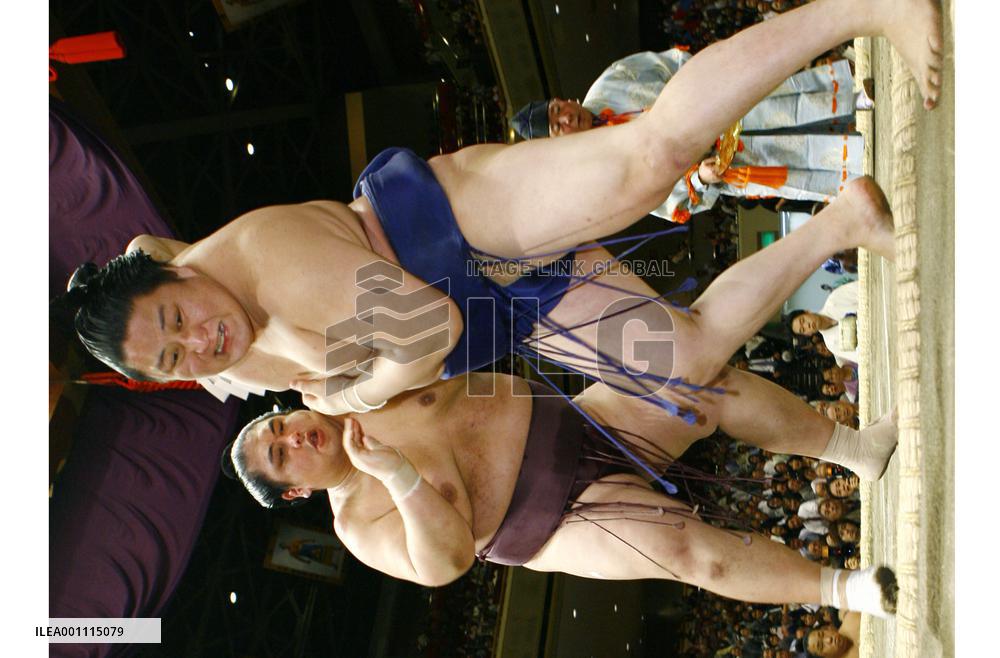 Miyabiyama beats Tokitenku at summer sumo